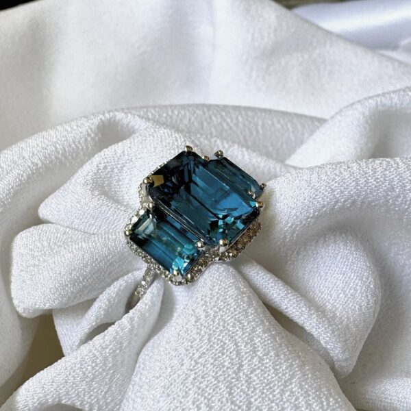 14ct White Gold London Blue Topaz Ring - Image 2