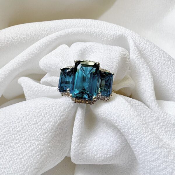 14ct White Gold London Blue Topaz Ring