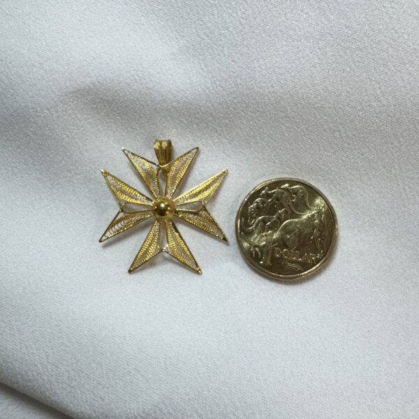 18ct Yellow Gold Maltese Cross Pendant - Image 3