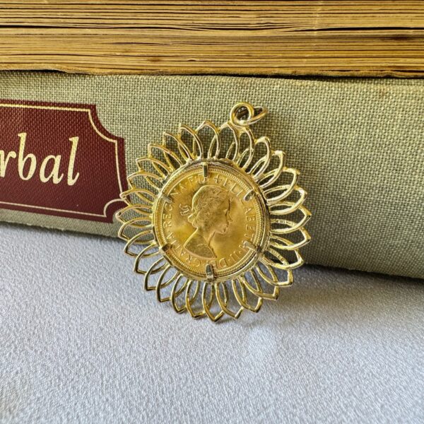9ct Yellow Gold Filigree Pendant (London '1970') set with Full Sovereign Coin - Image 3