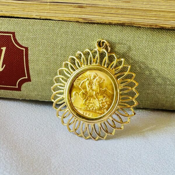 9ct Yellow Gold Filigree Pendant (London '1970') set with Full Sovereign Coin - Image 2