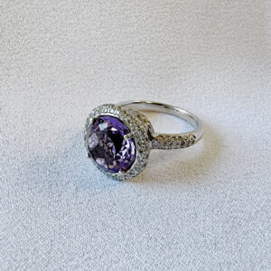 18ct White Gold Amethyst & Dimond Ring