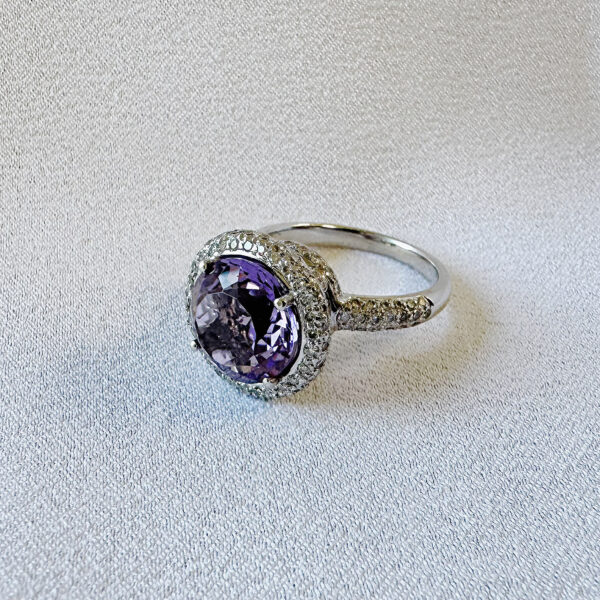 18ct White Gold Amethyst & Dimond Ring